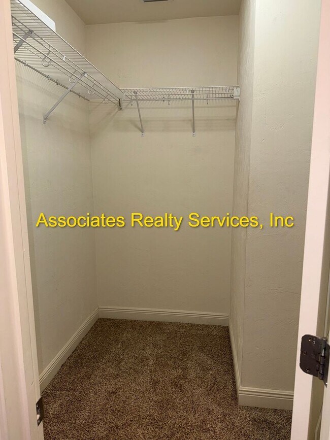 Building Photo - Willow Oak SW 3/2, a must see