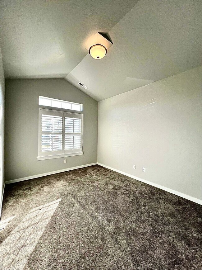 Building Photo - 4 Bedroom 2 bath 3 Car Garage Single Level Meridian.