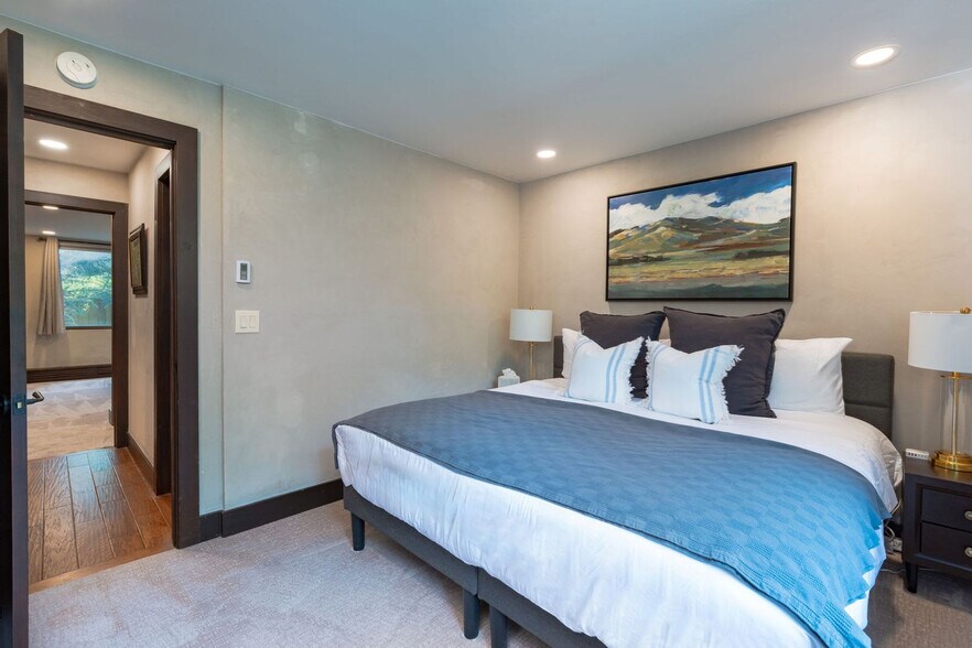 Building Photo - 1024 E Hopkins Ave