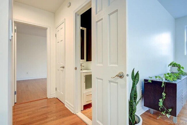 Building Photo - 6 Burns St