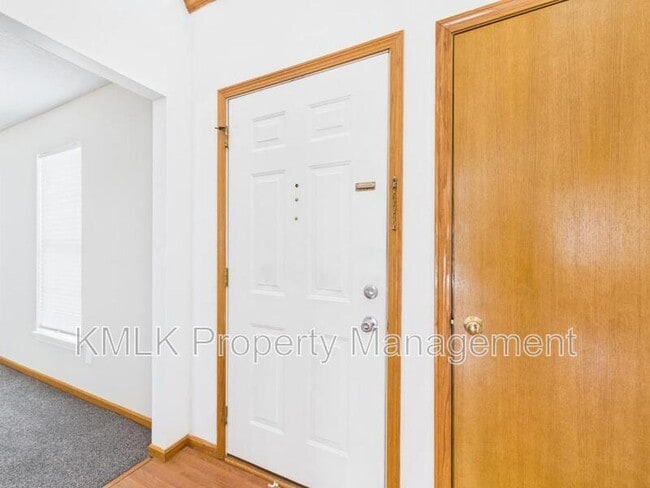 Building Photo - 411 Treeview Dr