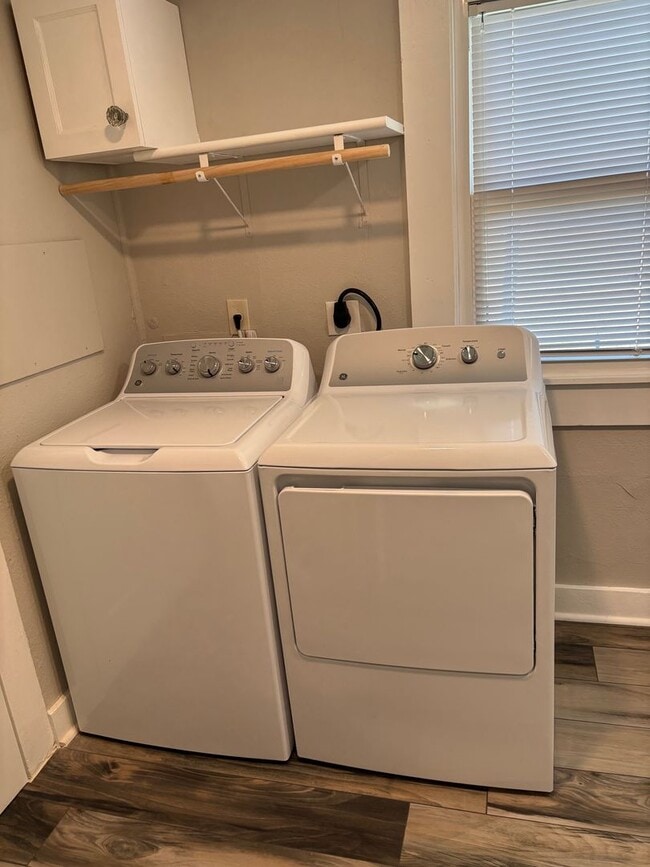 Building Photo - 3 Bedroom 1 Bathroom Downtown Georgetown Home