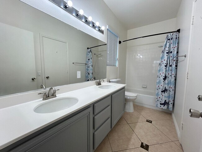 Building Photo - Desirable Summerlin Home 4 Bedrooms 2.5 Ba...