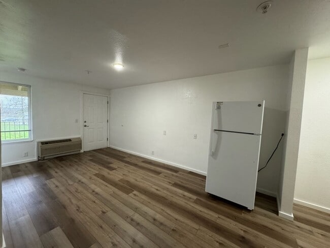 Building Photo - Nice studio apartment *ALL utilities included