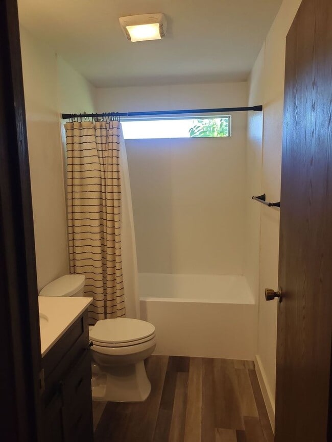 Building Photo - Close to town/Bonus Room/ Dedicated Office/ Garage