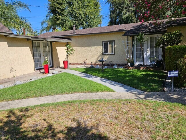 Front Yard - 3851 Oakdale St