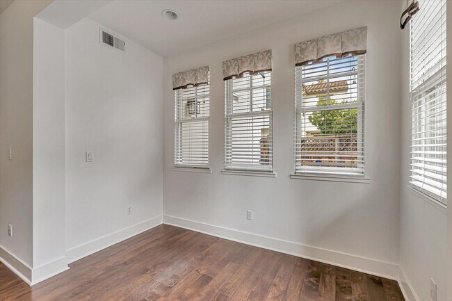 Building Photo - 928 Valencia Ave
