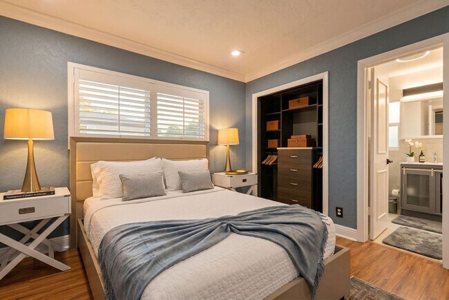 Building Photo - 5841 Bayview Dr