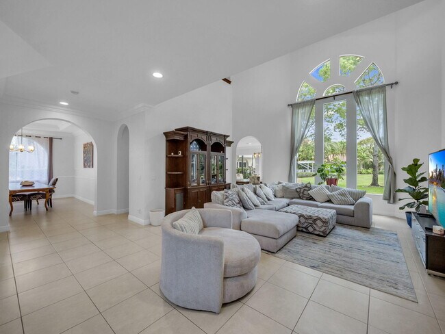 Building Photo - 8703 Club Estates Way