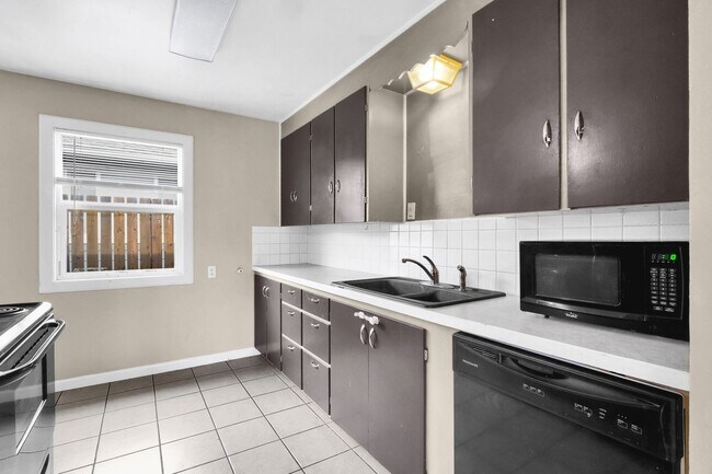 Building Photo - 1131/1133 W Ivy Ave