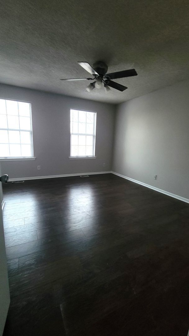 Building Photo - Spacious 3 bedroom house