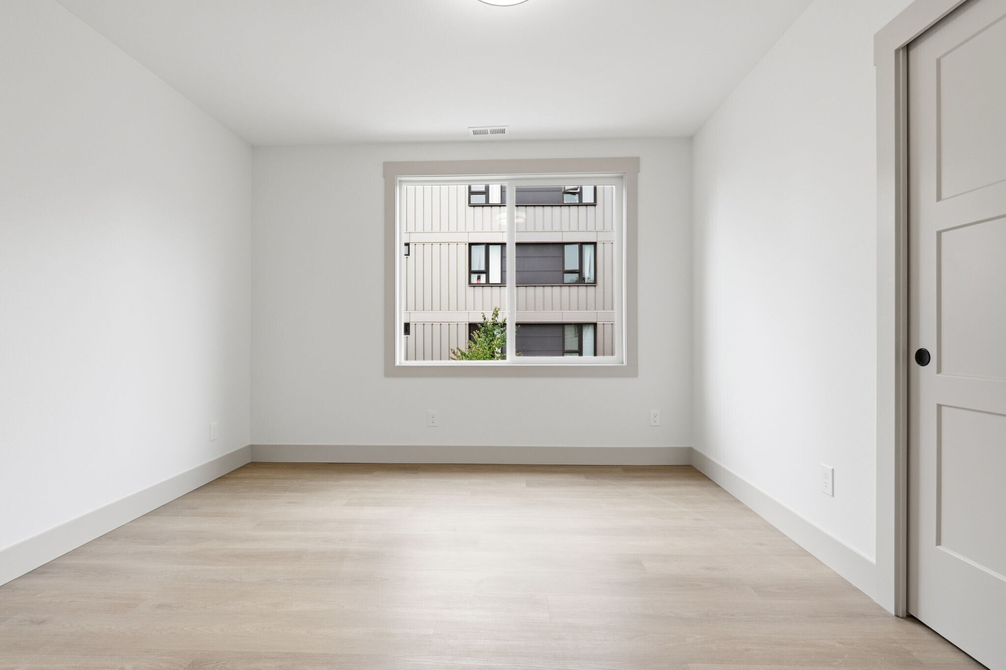 Building Photo - 437 NE Fargo St