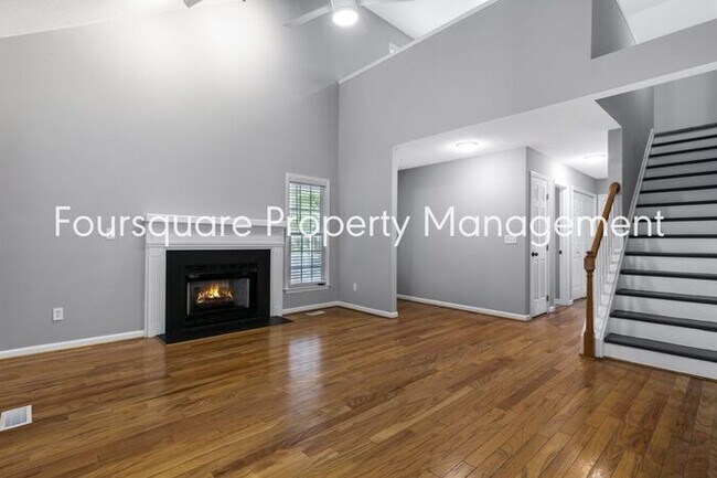 Building Photo - End Unit Town Home | 2nd Floor Loft | Wash...