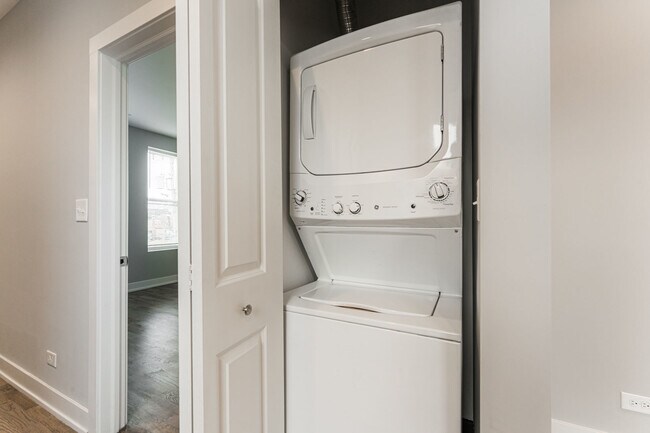 Building Photo - 926 W 32nd Pl