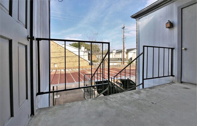 Building Photo - 6202 Skyline Dr