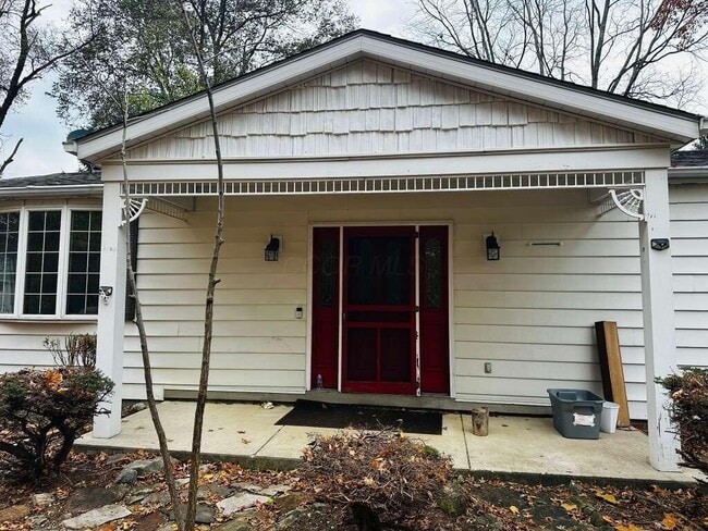 Primary Photo - 159 S Parkway Dr