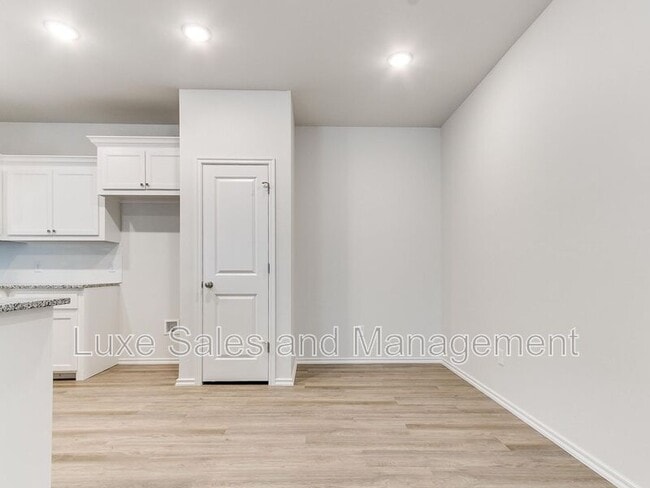 Building Photo - 3703 N Divis Ave