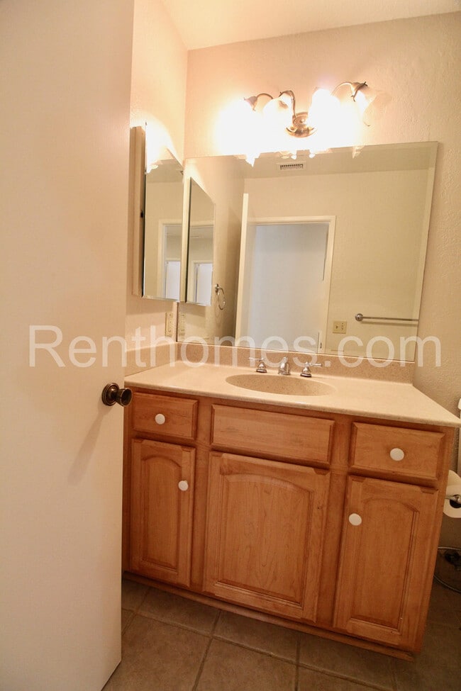 Building Photo - 2822 Mesa Dr