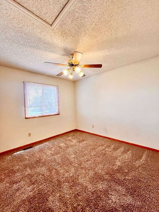 Building Photo - Spacious 4 Bed 3 Bath Home with 2-Car Atta...