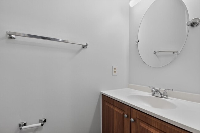 Building Photo - Welcome home to this light-filled, updated 4Bd/3.5Bth brick TH nestled in the sought-after Boniwo...