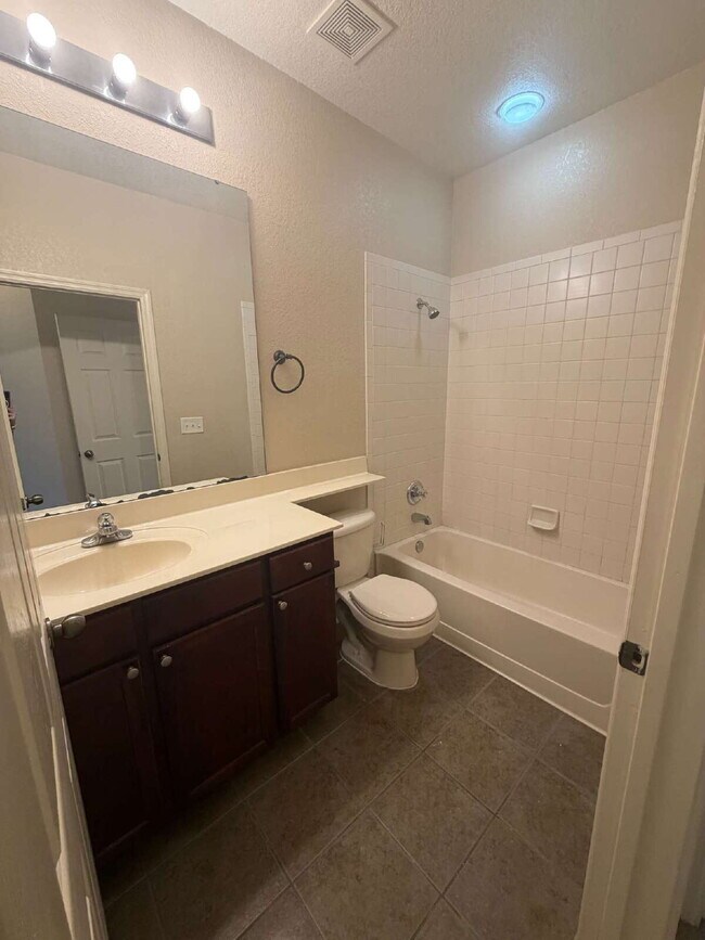 Building Photo - Luxurious 3-Bedroom Condo in Panama City, FL with Spacious Layout and Modern Amenities!