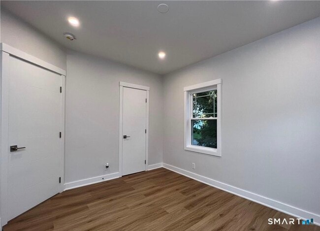 Building Photo - 429 Round Hill Rd