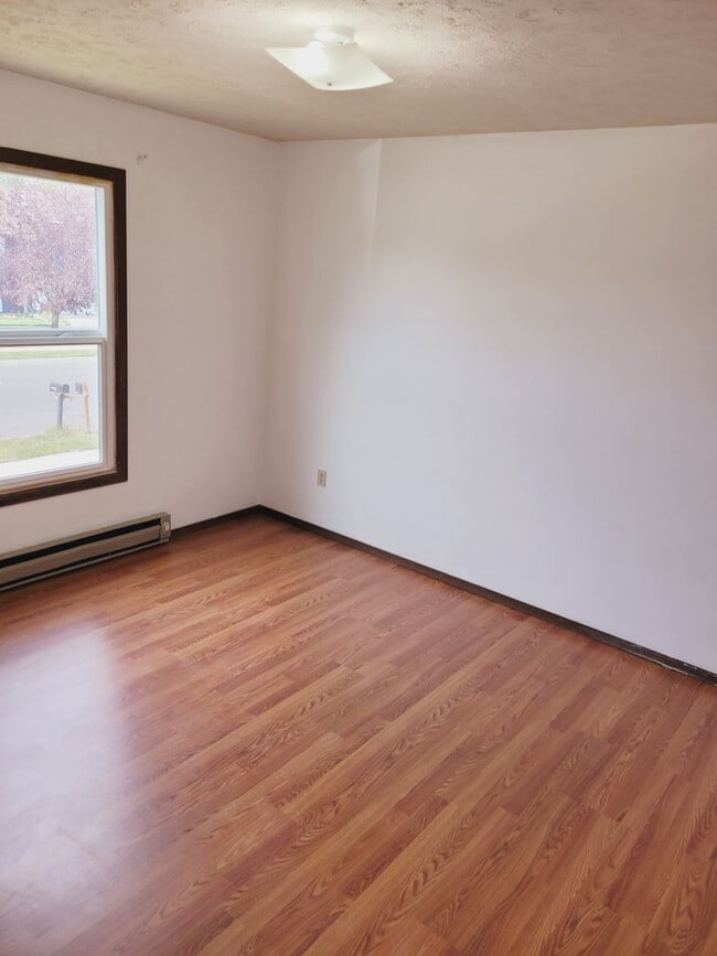 Building Photo - Inviting Home Featuring an Open Concept Floor Plan