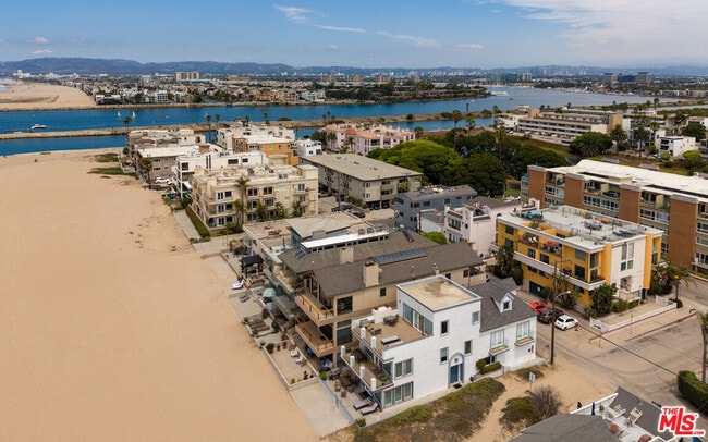 Building Photo - 6419 Ocean Front Walk