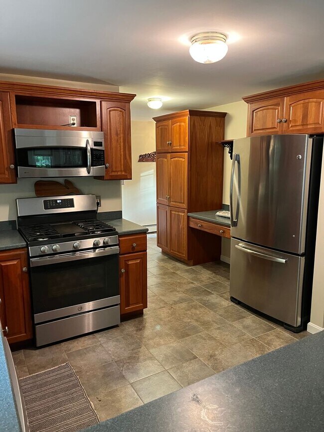 Building Photo - Executive 4 Br / 2.5 Ba Executive Colonial in Sandwich