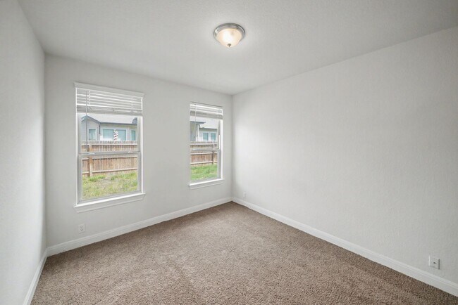 Building Photo - Stunning 4BR Home with 3-Car Garage in Turning Stone - Realtor Commission: $750
