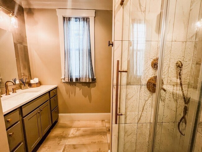 Building Photo - 69 Falcon St