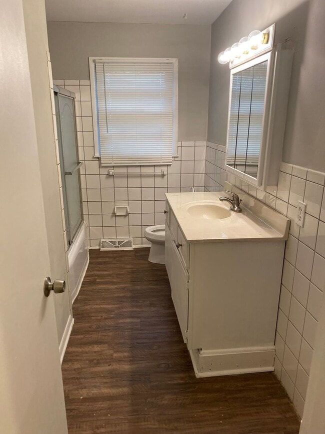 Building Photo - 3 bedroom single family home with huge bon...