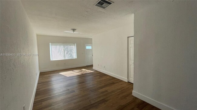 Building Photo - 209 Northwest Dr