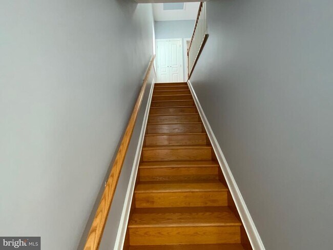 Building Photo - 812 5th St NE