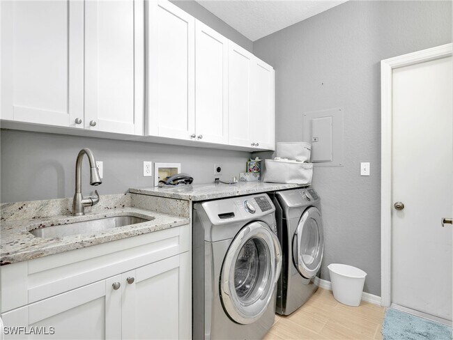 Building Photo - 9071 Las Maderas Dr