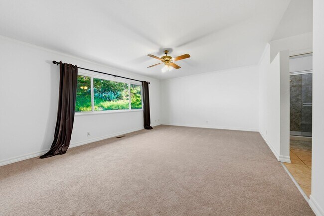 Building Photo - Large Oakland Hills Home With Large Garage/Yard +Laundry Hook-Ups!