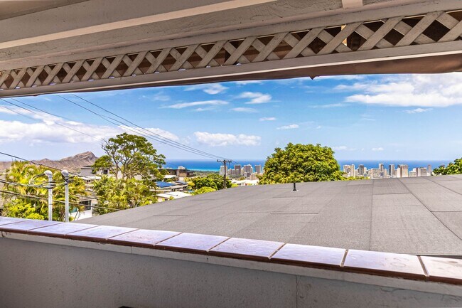 Building Photo - Charming 2BR/1BA Home with Stunning Ocean ...