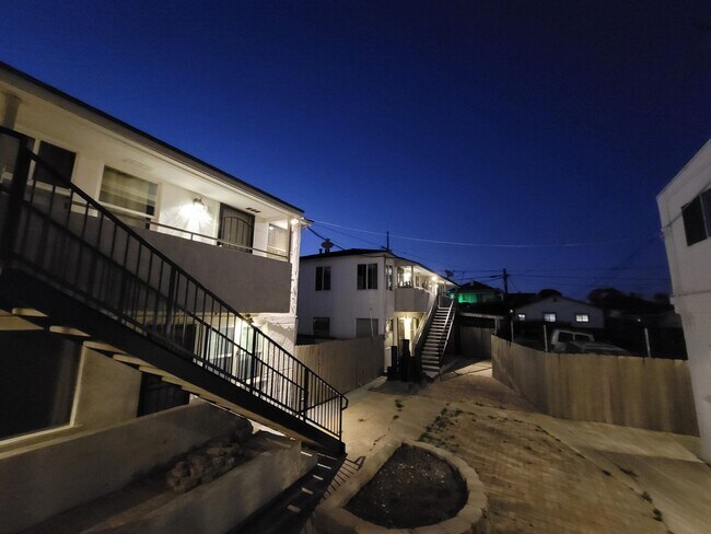 Building Photo - FIRST MONTH FREE! 1 Bedroom Apt, Upstairs ...