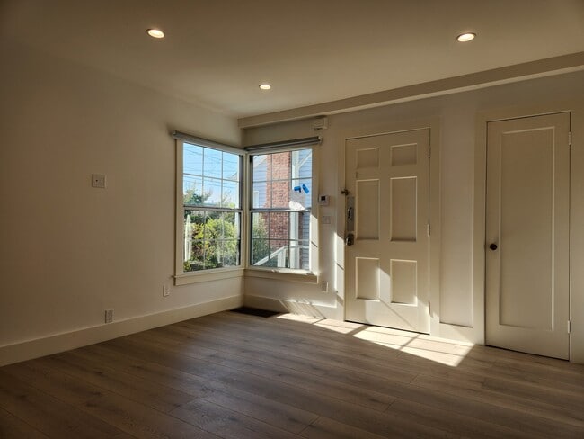 Building Photo - 530 Richmond St