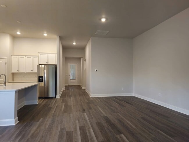Building Photo - Live the Dream: Luxury Golf Course Living Awaits!