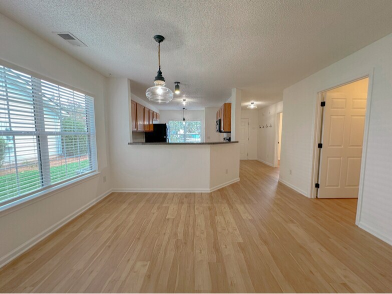 Building Photo - 7352 Suncatcher Dr