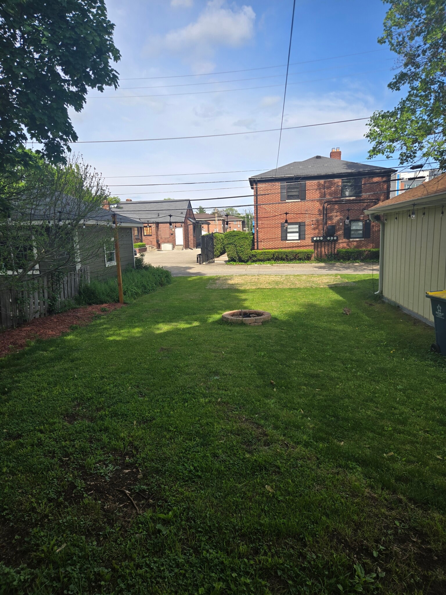Shared Backyard - 6351 Broadway St