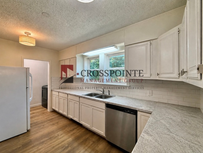 Building Photo - 111 N Gatewood Dr