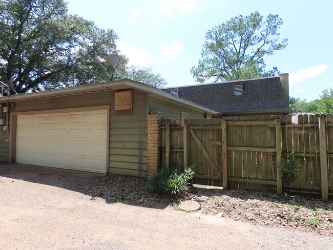 Building Photo - Spacious 3 Bedroom, 2 Bath Duplex in Tyler!