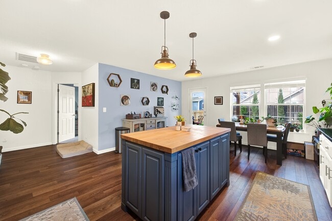 Building Photo - 209 White Oak Ln