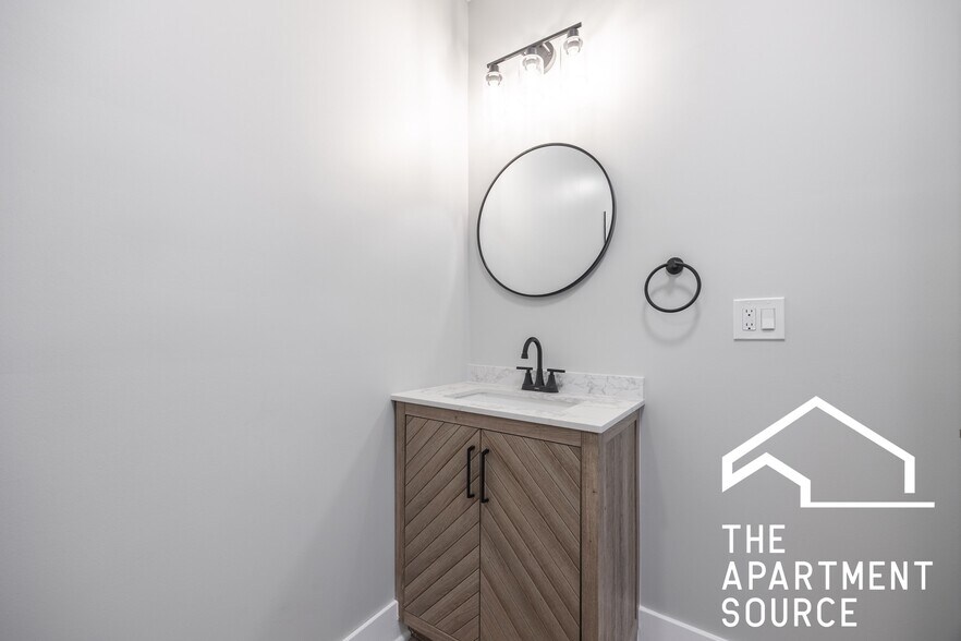 Building Photo - 6148 N Francisco Ave