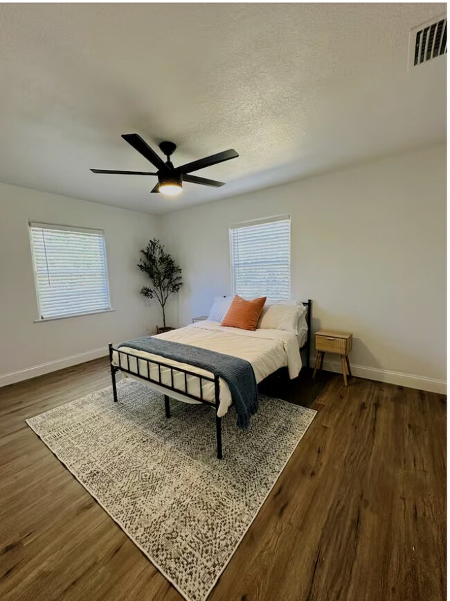 Building Photo - 401 E Jersey St