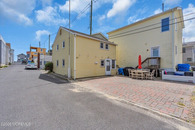 Building Photo - 21 Peterson Ln