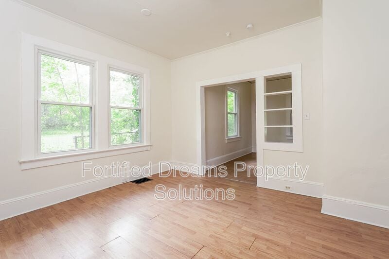 Building Photo - 420 E Twenty-Fifth St