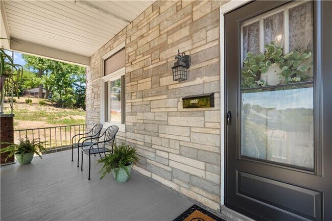 Building Photo - 3 bedroom 1 bath - What a View! - 3-bedroo...